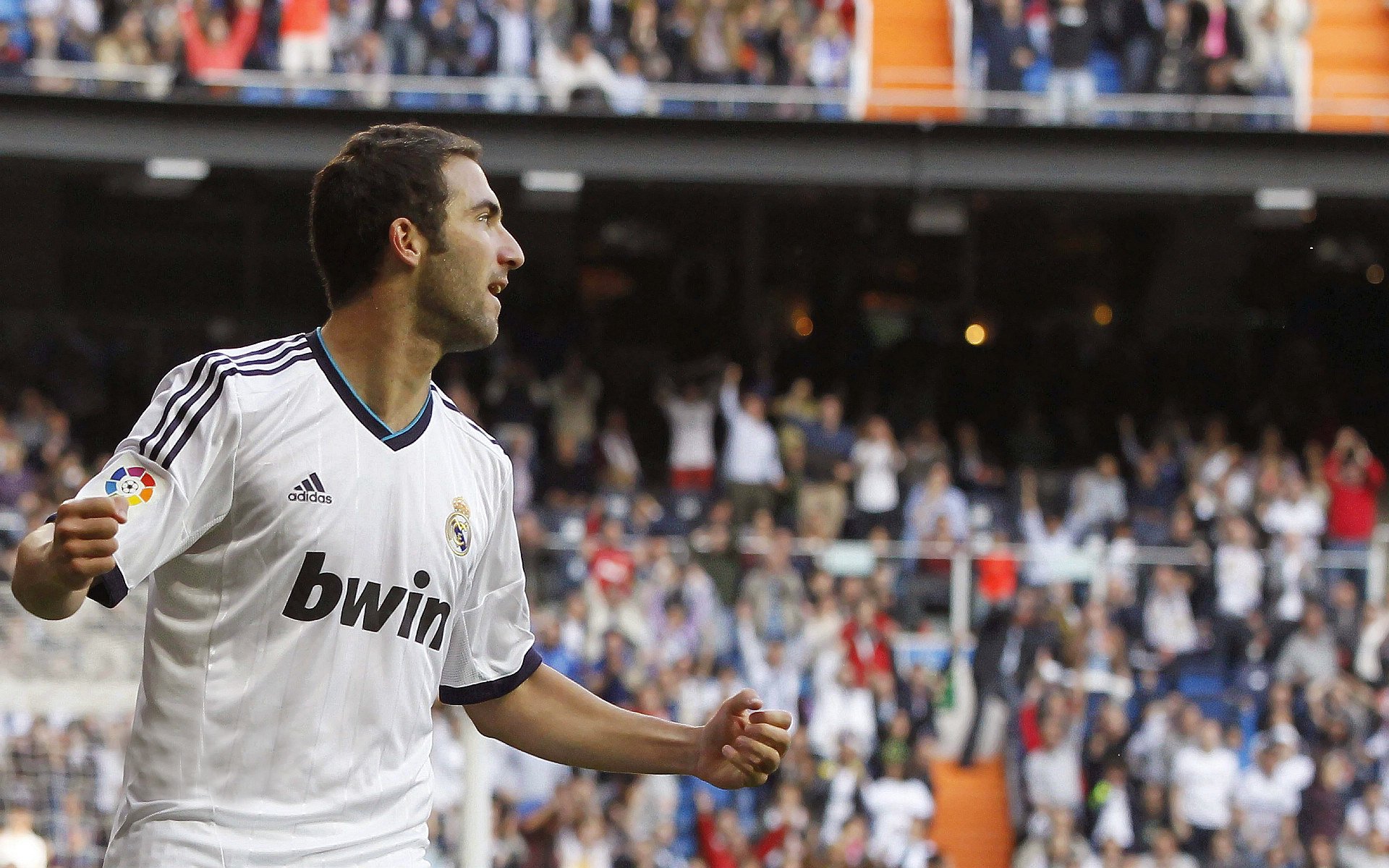 促进足球全民参与，举办“全民足球日”大型活动，全民足球游戏